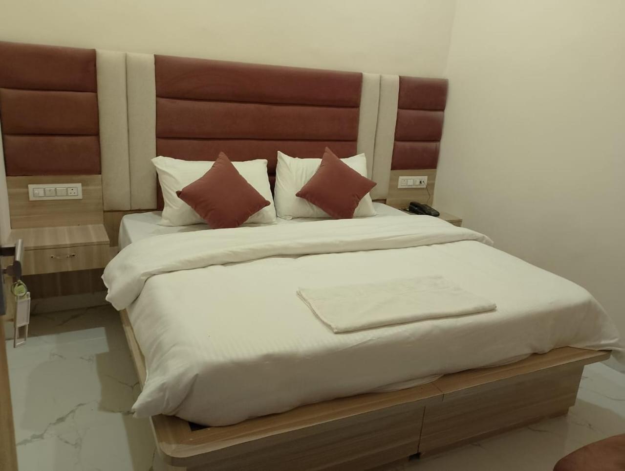 Hotel Lr Delite Inn Mathura Dış mekan fotoğraf